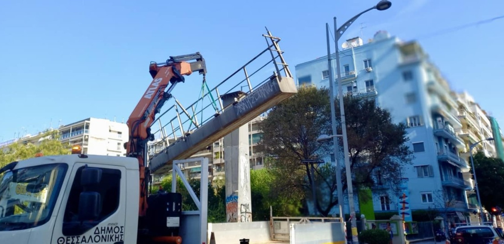 Θεσσαλονίκη: Απομακρύνθηκε επικίνδυνη μεταλλική κατασκευή από τη Βασ. Όλγας (φωτ.)