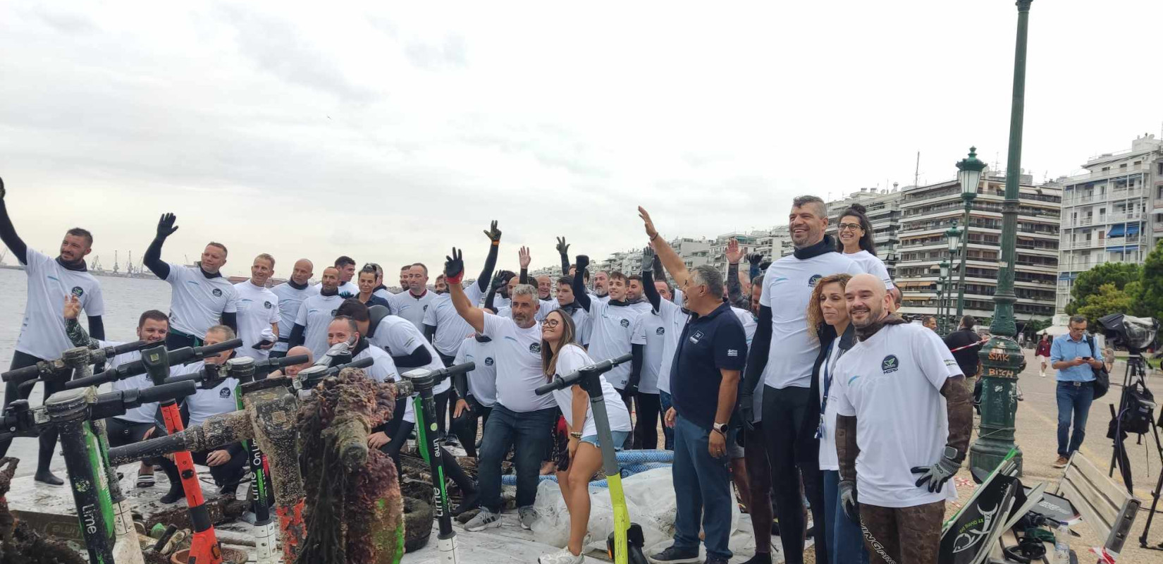 Θεσσαλονίκη: Καθαρίστηκαν τα νερά του Θερμαϊκού στο Λευκό Πύργο - Πάνω από 39 εθελοντές δύτες στην δράση (φωτ.)