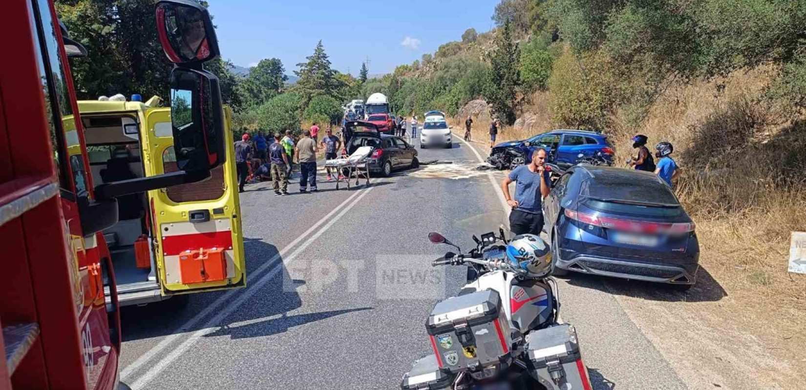 Πρέβεζα: Επιχείρηση απεγκλωβισμού τριών ατόμων μετά από τροχαίο