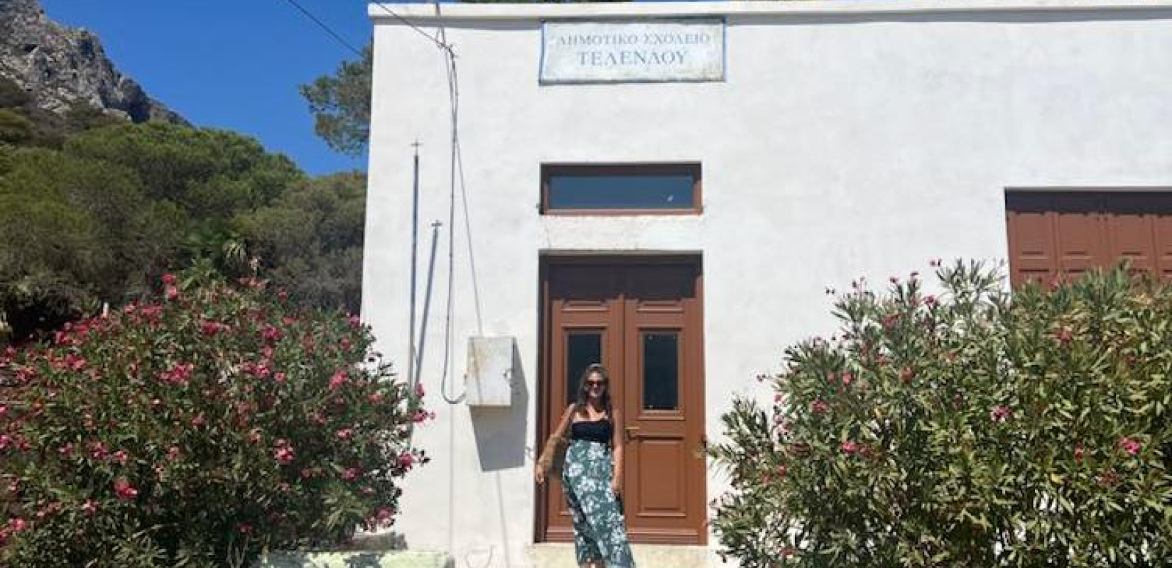 Τέλενδος: Η δασκάλα του νησιού αφηγείται την καθημερινότητα με τον μοναδικό μαθητή της (βίντεο)