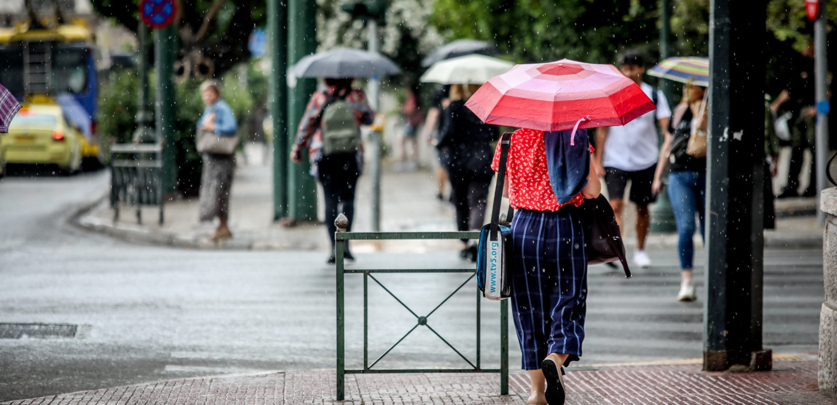 Τέλος το… μικρό καλοκαίρι - «Βουτιά» κάνει ο υδράργυρος με βροχές και ισχυρούς ανέμους