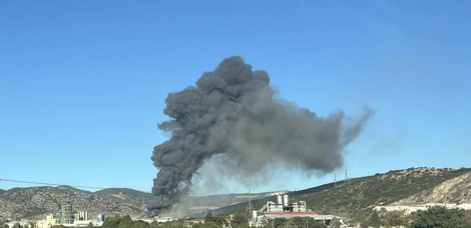 Φωτιά στη Β ΒΙΠΕ Βόλου - Κάηκαν αποθήκες - Συναγερμός για εύφλεκτα υλικά (βίντεο, φωτ.)