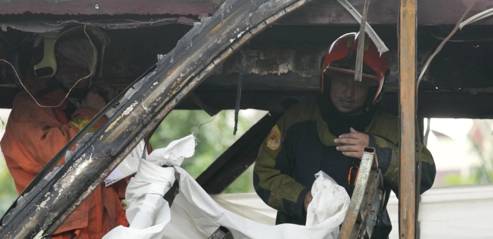 Φωτιά σε σχολικό λεωφορείο στη Ταϊλάνδη - Περίπου 25 άνθρωποι έχασαν τη ζωή τους (βίντεο)