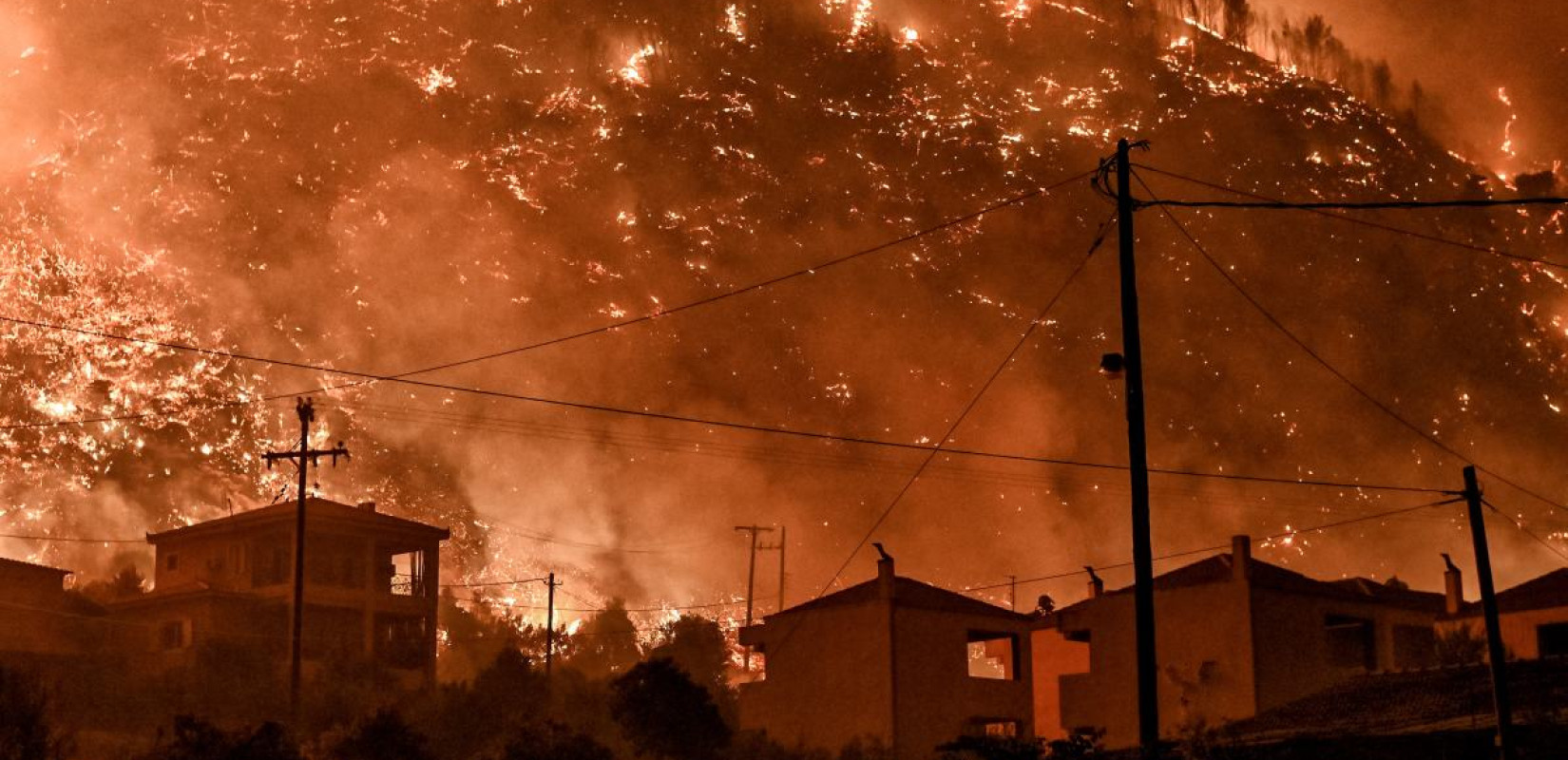 Κορινθία: Μαίνεται η φωτιά στο Ξυλόκαστρο - Νέο μήνυμα 112 για εκκένωση άλλων τεσσάρων οικισμών (βίντεο)