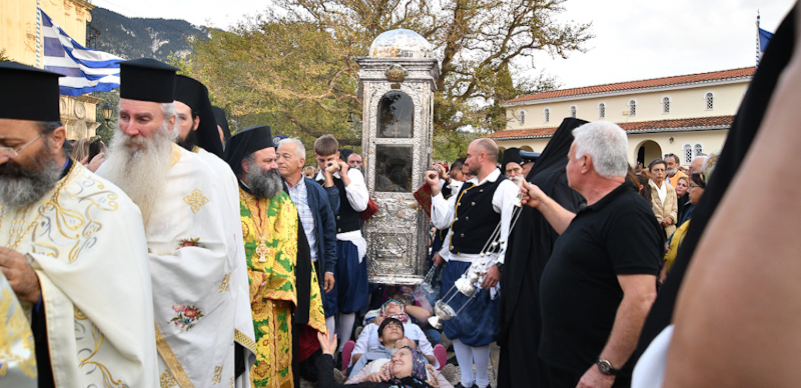 Κεφαλονιά: Ξάπλωσαν και πέρασε από πάνω τους το σκήνωμα του Αγίου Γεράσιμου