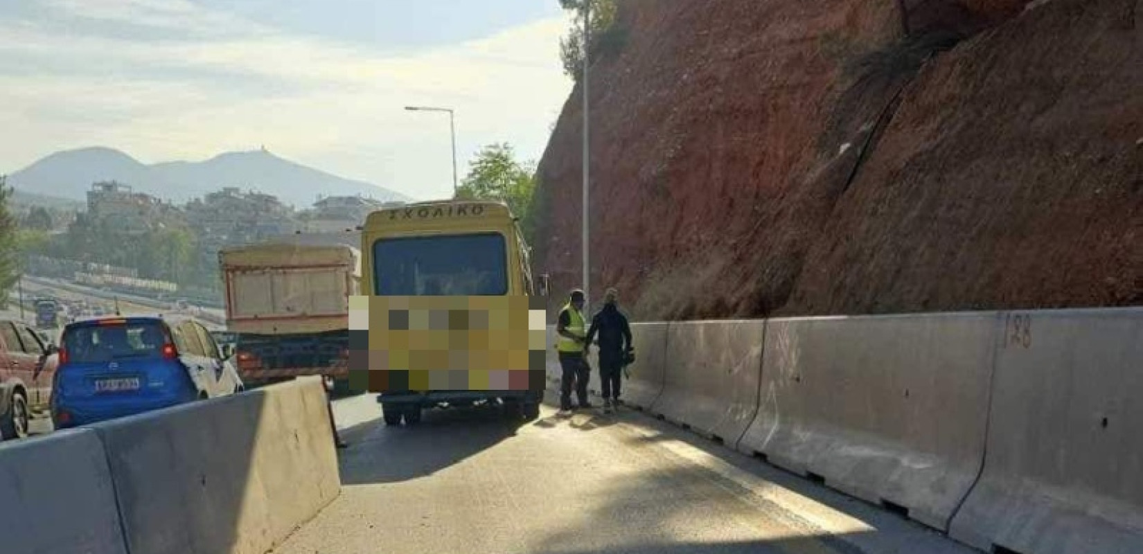 Θεσσαλονίκη: Αναστάτωση με σχολικό λεωφορείο στον περιφερειακό - Απεγκλωβίστηκαν παιδιά