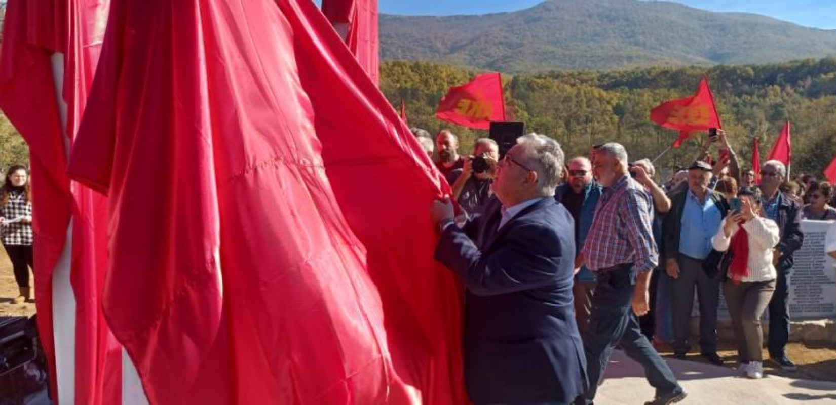 Φλώρινα: Κλίμα συγκίνησης στα αποκαλυπτήρια του μνημείου στον ομαδικό τάφο ανταρτών του ΔΣΕ