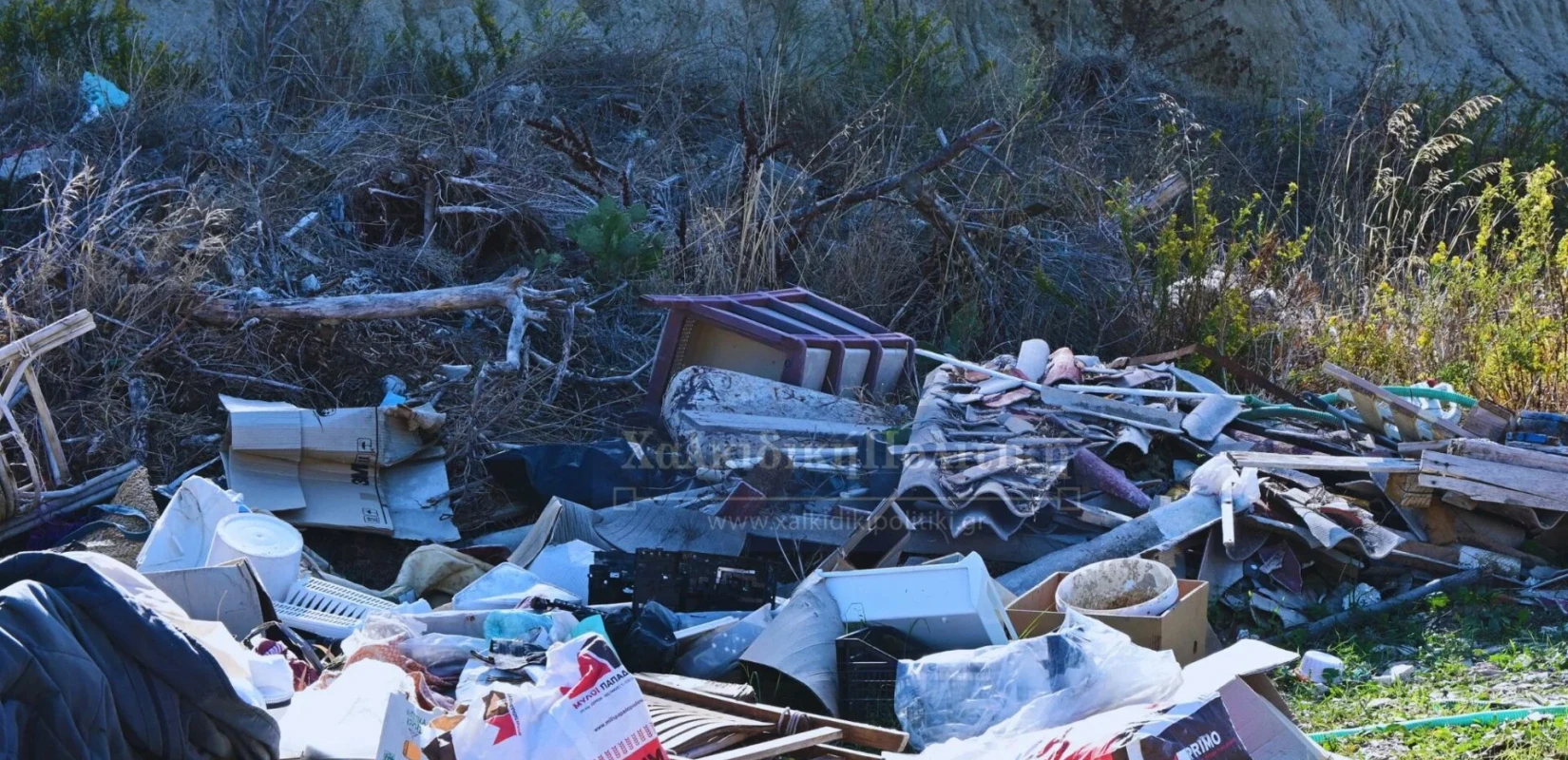 Χαλκιδική: Μπαζότοπος και λύματα στη Νικήτη - Δίπλα βίλες και Airbnb