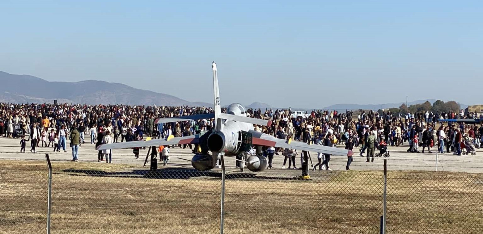 Γέμισε με κόσμο η 110 Πτέρυγα Μάχης στη Λάρισα - Εντυπωσιακές επιδείξεις με F-16 (βίντεο, φωτ.)