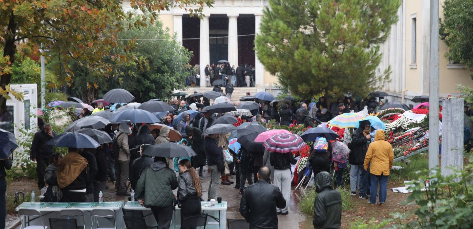 Άνοιξε τις πύλες του το Πολυτεχνείο στην Αθήνα - Πλήθος κόσμου αφήνει λουλούδια (φωτ.)