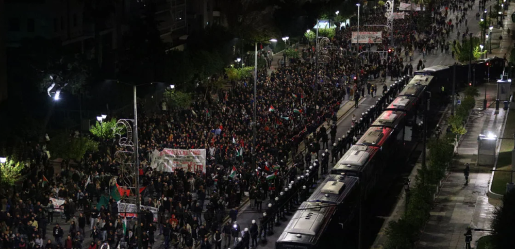 Σε εξέλιξη πορείες για το Πολυτεχνείο - 25.000 άνθρωποι στην Αθήνα, πάνω από 110 προσαγωγές