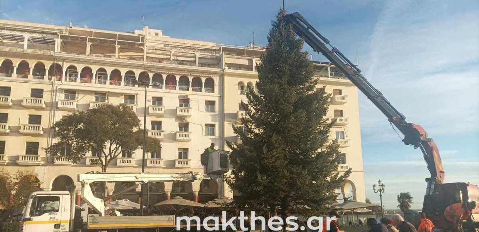 Θεσσαλονίκη: Στήθηκε το χριστουγεννιάτικο δέντρο στην πλατεία Αριστοτέλους - Δείτε βίντεο και φωτογραφίες