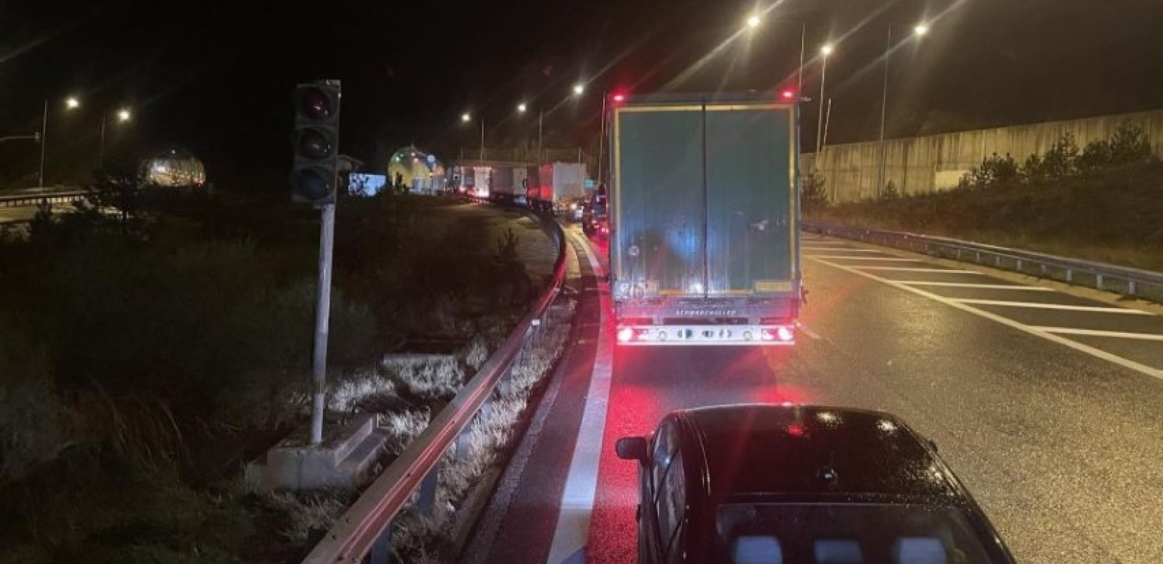Οι άνεμοι σάρωσαν Θεσσαλία, Ήπειρο και Εύβοια - Ανατροπή νταλίκας στο Μέτσοβο