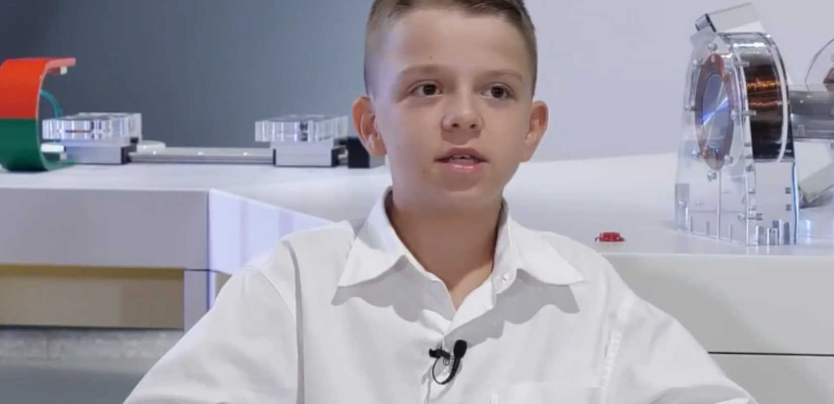 Viral για τους σωστούς λόγους: Mαθητής γυμνασίου διακρίθηκε στην Αστροφυσική και είπε ότι «τα παιδιά ασχολούνται με τα likes»