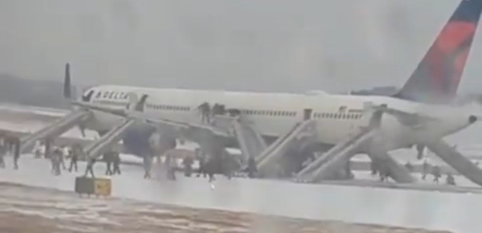 ΗΠΑ: Εκκενώθηκε αεροσκάφος της Delta Airlines στην Ατλάντα, τέσσερις τραυματίες (βίντεο)