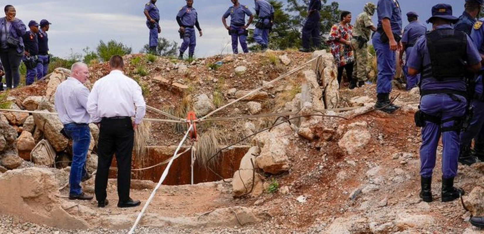 Φόβος και αγωνία στη Νότια Αφρική: Άρχισε η επιχείρηση διάσωσης μεταλλωρύχων - Είναι εγκλωβισμένοι για μήνες σε υπόγειες στοές (βίντεο)