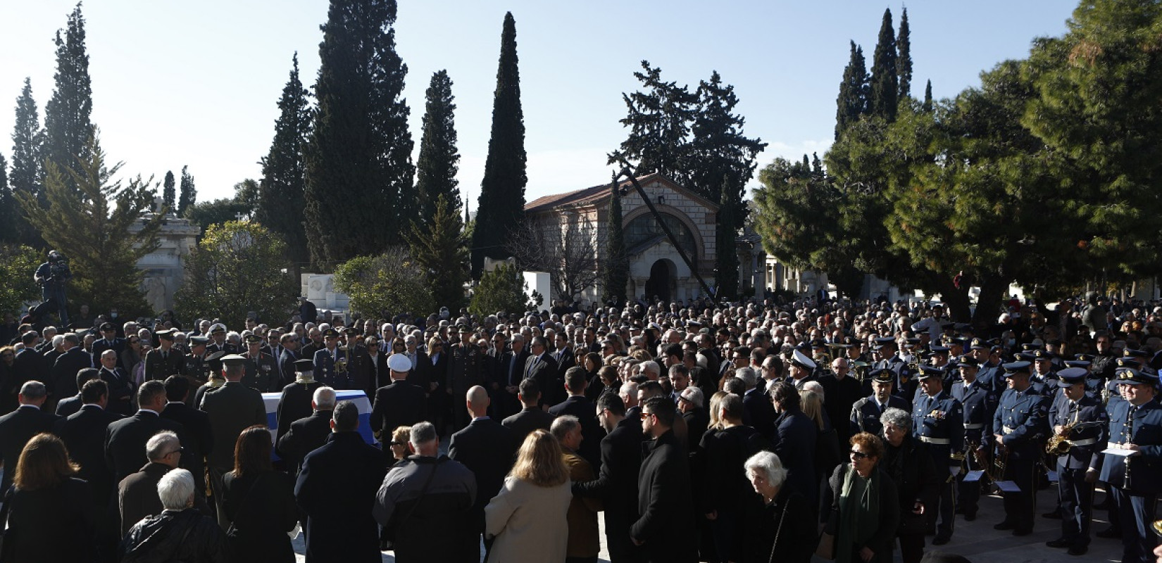 Δίπλα στον Α. Παπανδρέου η τελευταία οικία του Κώστα Σημίτη: «Αθάνατος» φώναζε ο κόσμος (βίντεο, φωτ.)