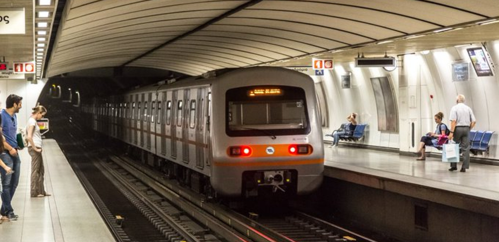 Αθήνα: Άνθρωπος έπεσε στον σταθμό Εθνικής Άμυνας του μετρό