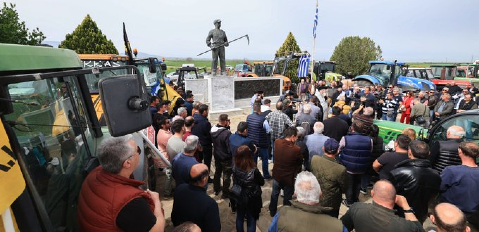 Παραμένουν στα μπλόκα οι αγρότες στην Λάρισα