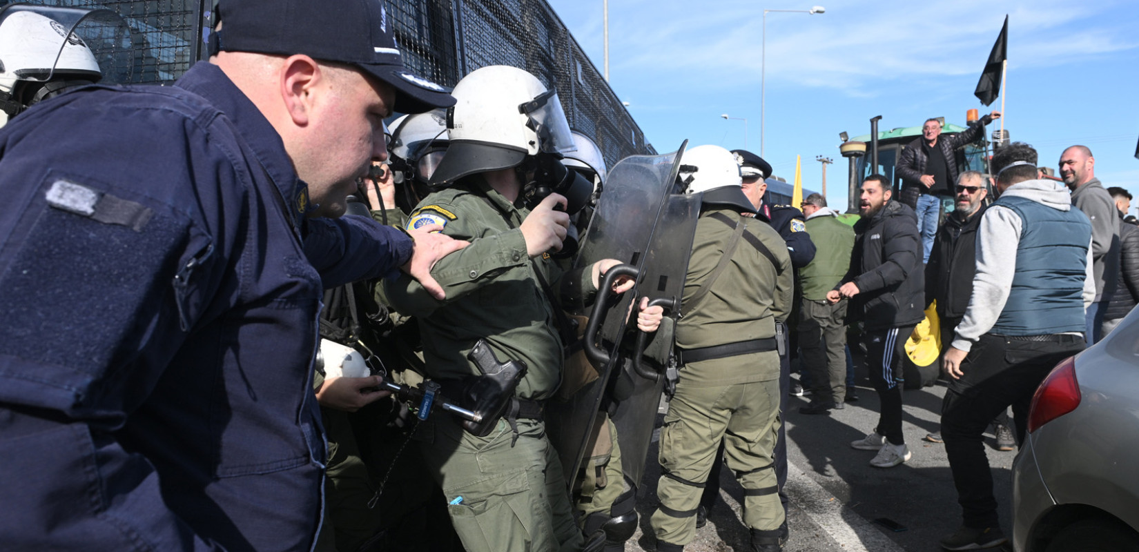 Μπλόκα αγροτών: Τραυματίστηκε αστυνομικός στα επεισόδια στον Ε-65 (βίντεο)