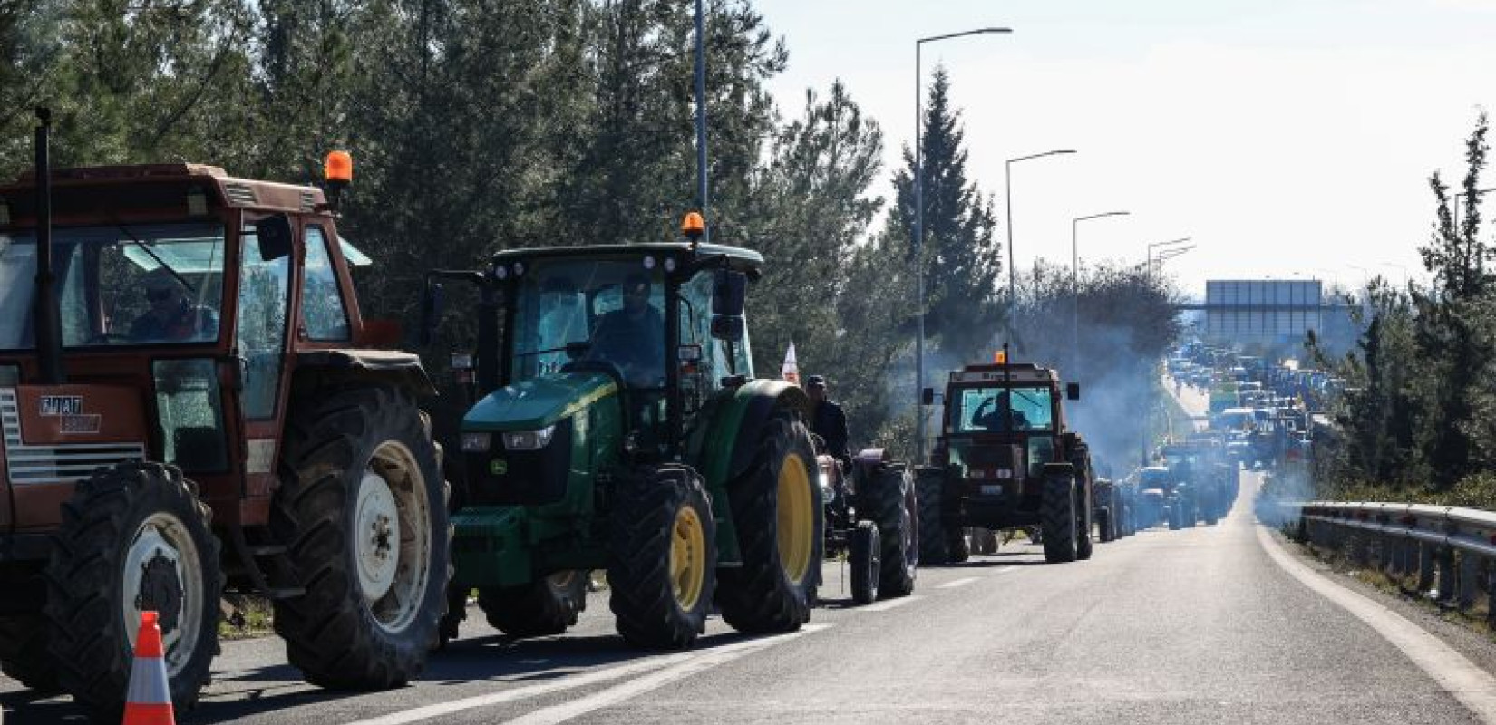 Κλιμακώνουν τις κινητοποιήσεις τους οι αγρότες - 15 τα ενεργά μπλόκα (βίντεο)