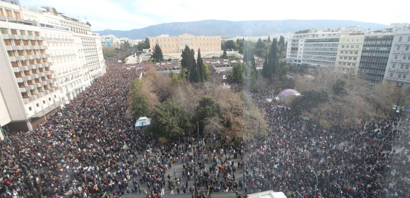 Τέμπη: «Δεν έχω οξυγόνο» - Χιλιάδες πολίτες φωνάζουν σε Αθήνα κι άλλες πόλεις της χώρας - «Βούλιαξε» το Σύνταγμα (Δείτε live)