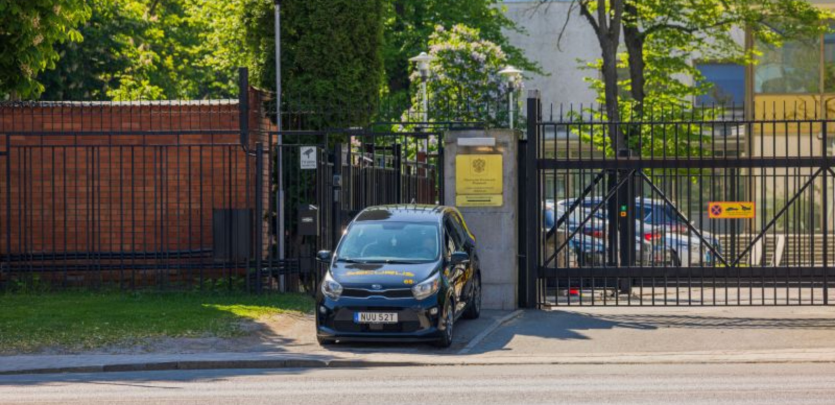 Στοκχόλμη: Άνδρας επιχείρησε να εισβάλει στη ρωσική πρεσβεία με το όχημά του και συνελήφθη