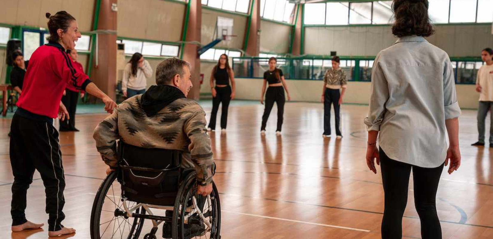 Συμπεριληπτικά εργαστήρια χορού για φοιτητές με ή χωρίς αισθητηριακή και κινητική αναπηρία από την οργάνωση «Ομάδα Σύγχρονου Χορού Πρόσχημα», στο πλαίσιο του 7ου κύκλου του Προγράμματος «Σημεία Στήριξης».