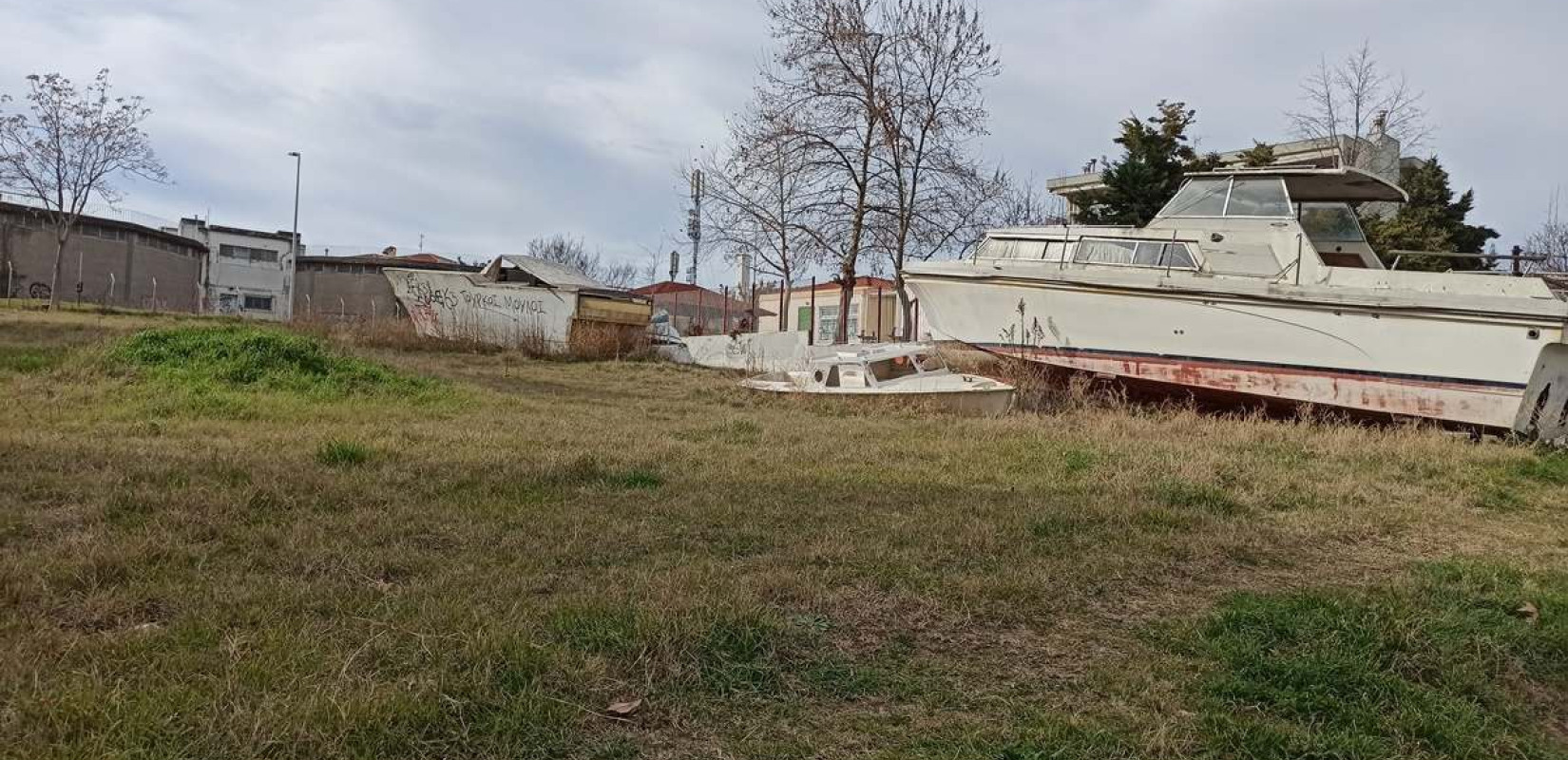 Θεσσαλονίκη: Πέταξε θαλάσσια σκάφη και βάρκες σε ξένο οικόπεδο και προκάλεσε περιβαλλοντική ρύπανση