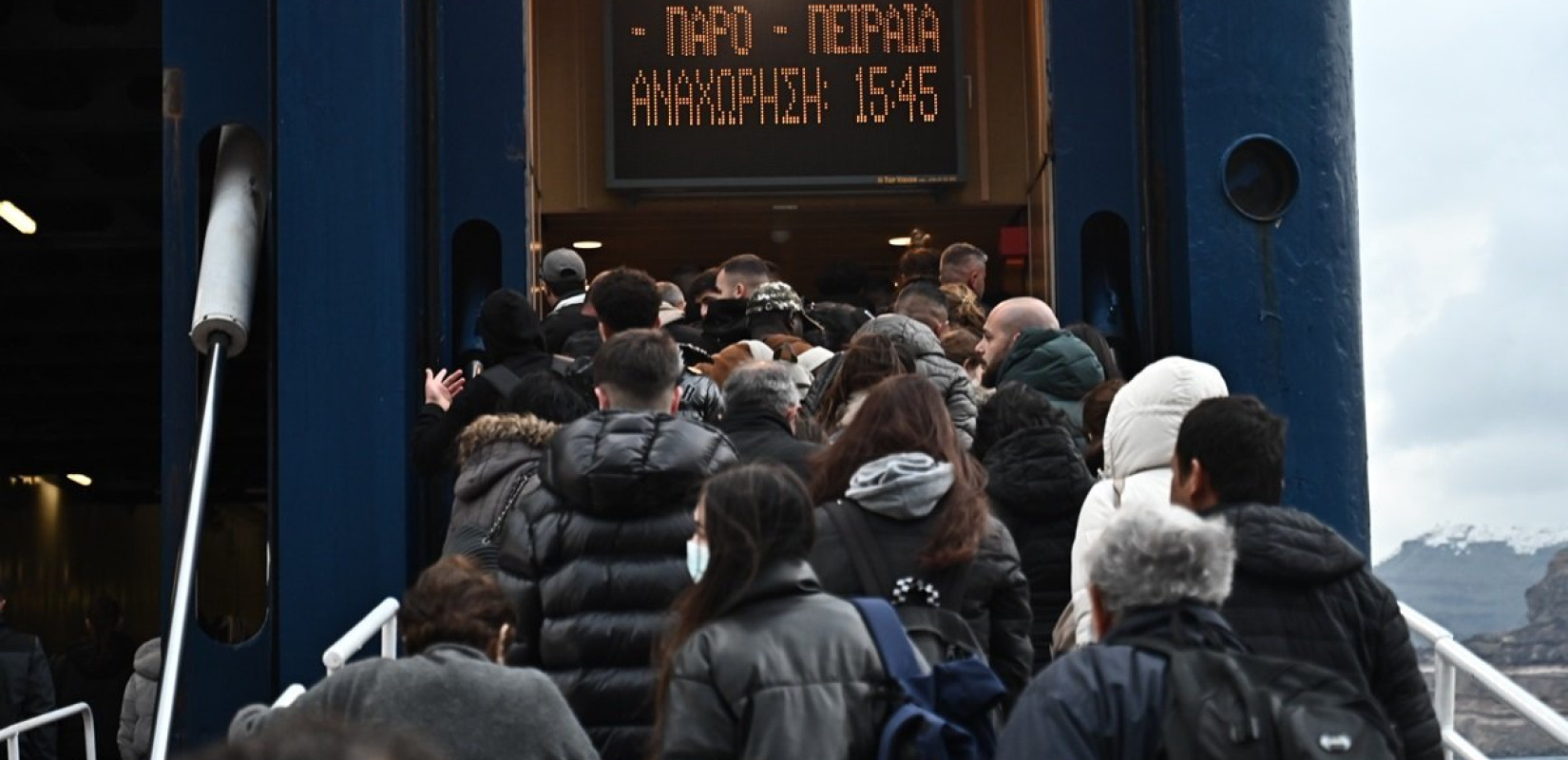 Σείονται οι Κυκλάδες: Χιλιάδες εγκαταλείπουν τη Σαντορίνη - Τι λένε οι ειδικοί