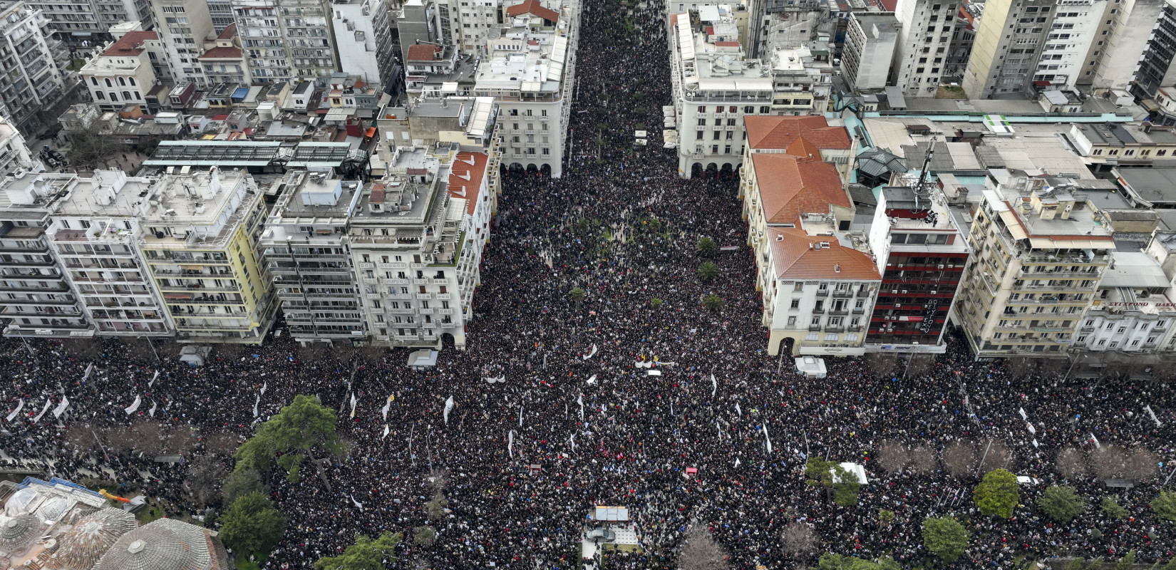 Θεσσαλονίκη: To viral βίντεο από τη συγκέντρωση για τα Τέμπη - Διαδηλωτές έκαναν διάδρομο για να περάσει ασθενοφόρο του ΕΚΑΒ