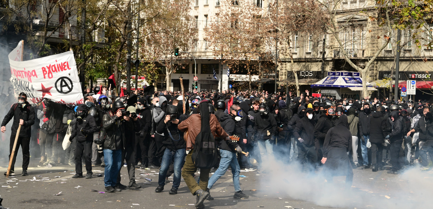 Για κακουργήματα οι συλληφθέντες για τα επεισόδια στο Σύνταγμα - Στο αυτόφωρο μέλη του «Ρουβίκωνα» για το πανό στην Hellenic Train