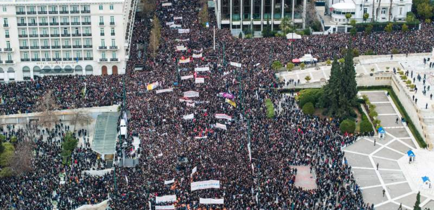 Αθήνα: Λαοθάλασσα στο Σύνταγμα για τα Τέμπη (βίντεο)