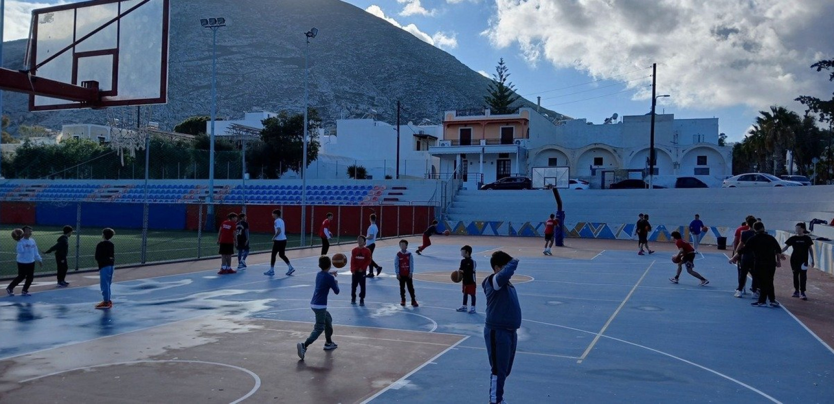 Επανέρχεται η κανονικότητα στη Σαντορίνη: Γέμισε παιδικά χαμόγελα το ανοιχτό γήπεδο μπάσκετ του νησιού