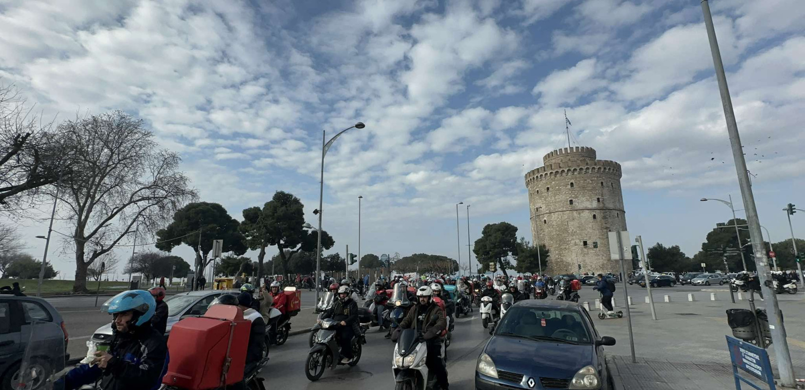 Θεσσαλονίκη: Στη μεγάλη πορεία και οι ντελιβεράδες της πόλης (βίντεο)