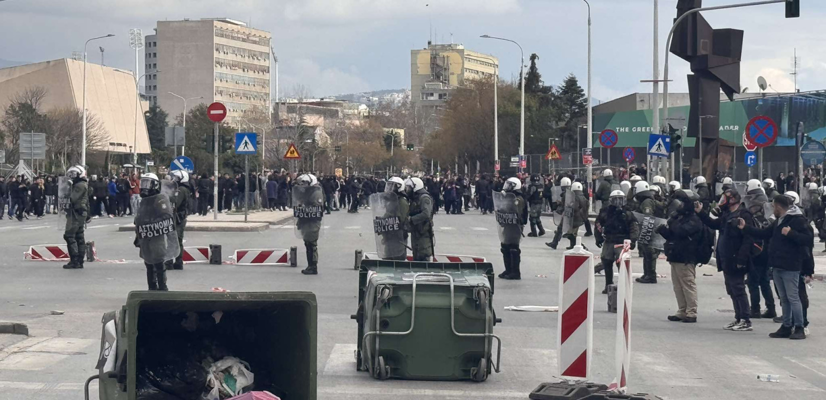 Πεδίο μάχης η Θεσσαλονίκη: Πετροπόλεμος και χημικά μετά το συλλαλητήριο για τα Τέμπη (βίντεο)