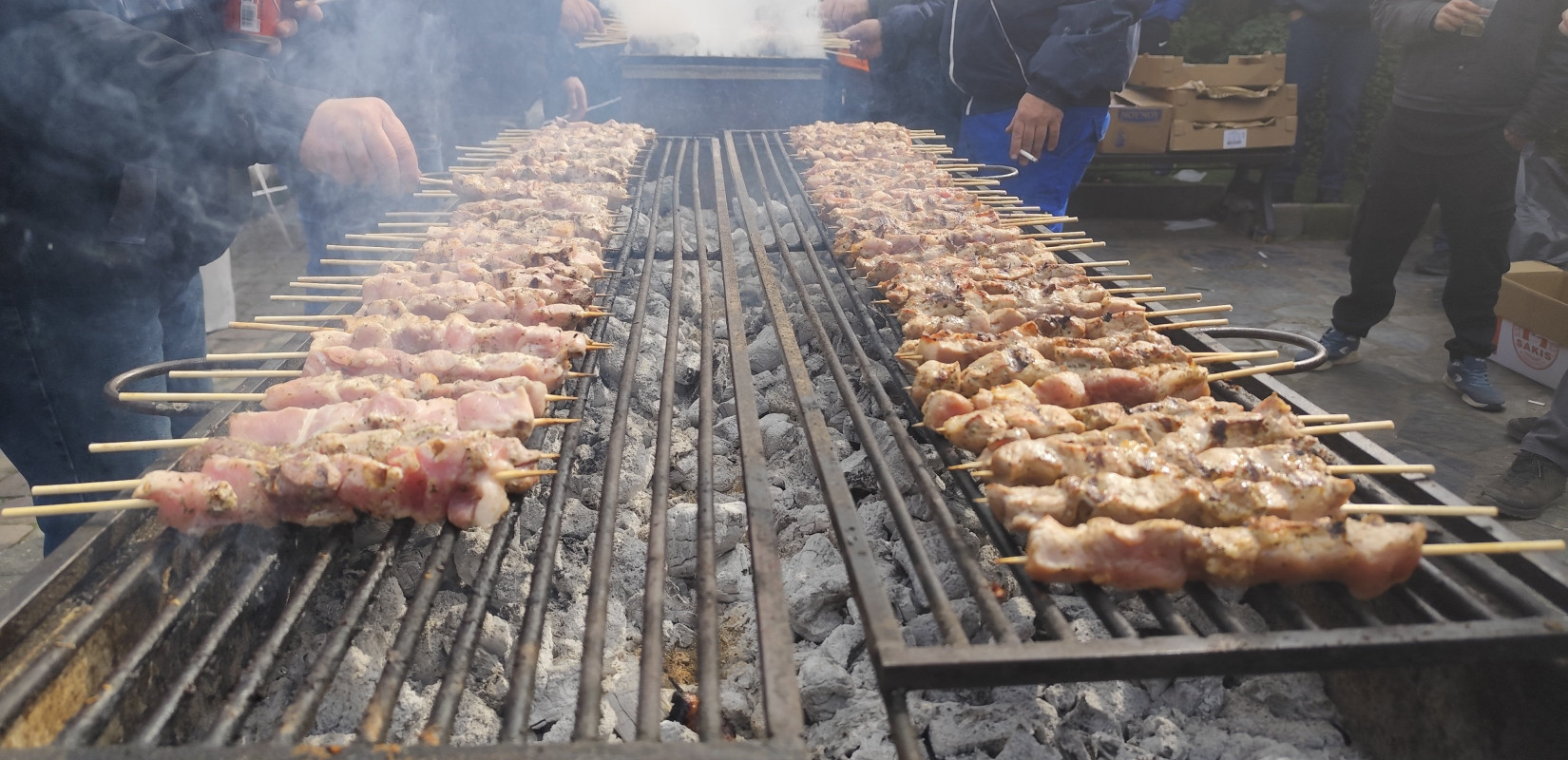 Τρίκαλα: Μια μεγάλη ψησταριά η Καλαμπάκα με 10.000 σουβλάκια