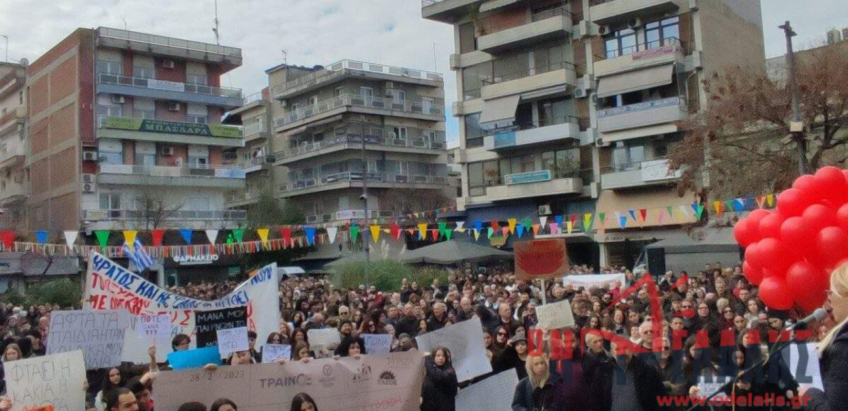 Κατερίνη: Το αδιαχώρητο στην συγκέντρωση για τα θύματα των Τεμπών