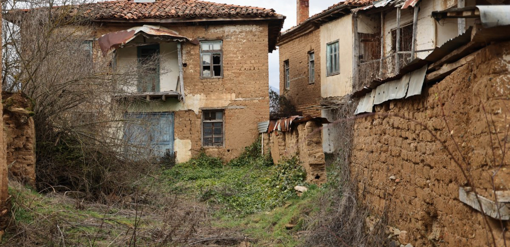 Καστοριά: Τα πλίνθινα χωριά των Κορεστείων - Το σκηνικό που επέλεξαν ο Π. Βούλγαρης, ο Θ. Αγγελόπουλος και ο... Τζέιμς Μποντ