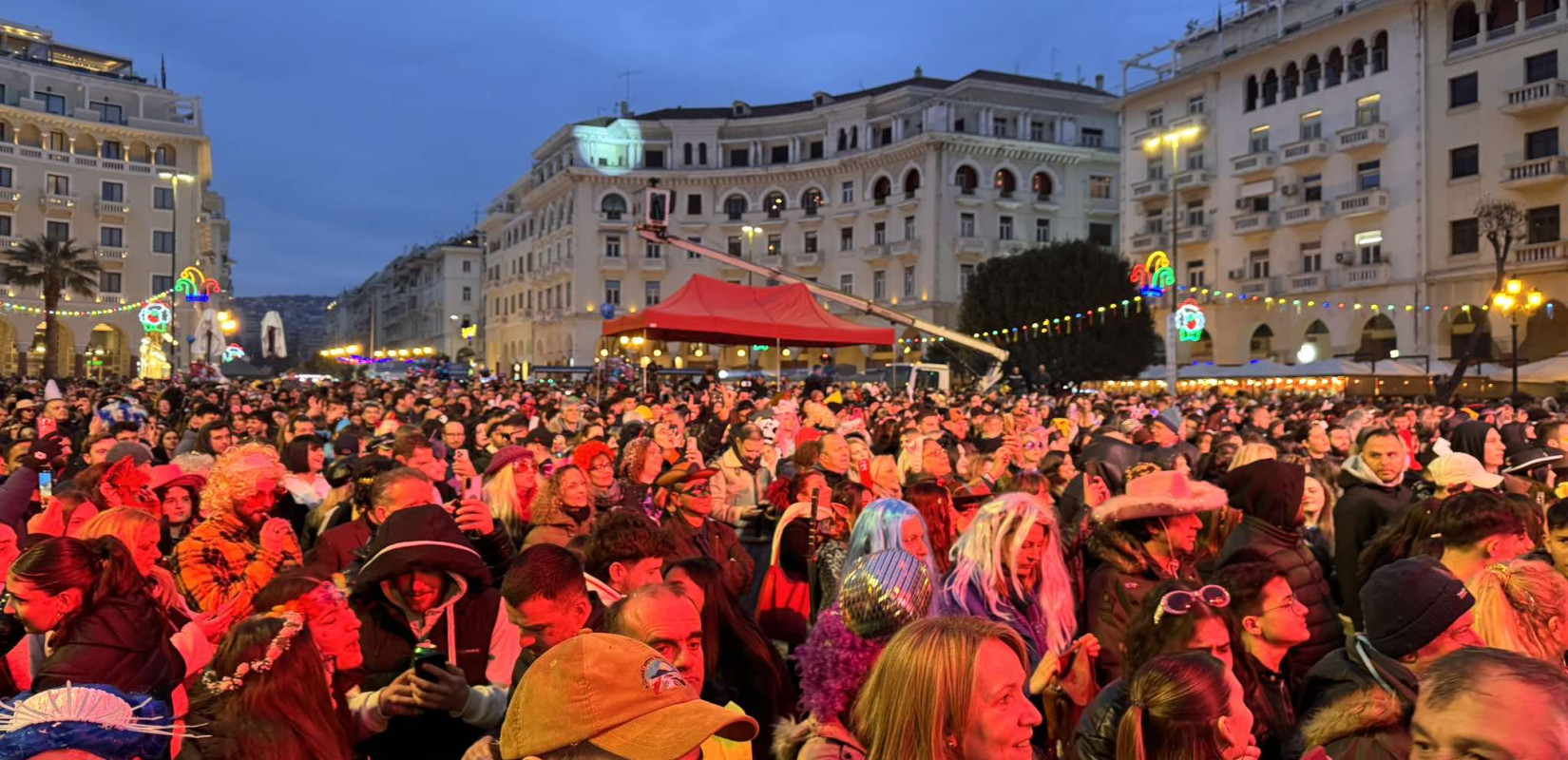 Θεσσαλονίκη:  Ξεσηκωτικό disco party και άφθονο κέφι στην πλατεία Αριστοτέλους