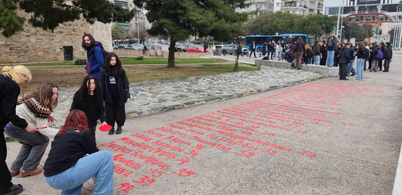 Θεσσαλονίκη - Τέμπη: Tα ονόματα των θυμάτων στον Λευκό Πύργο - Συγκινητική δράση από τους φοιτητές (βίντεο)