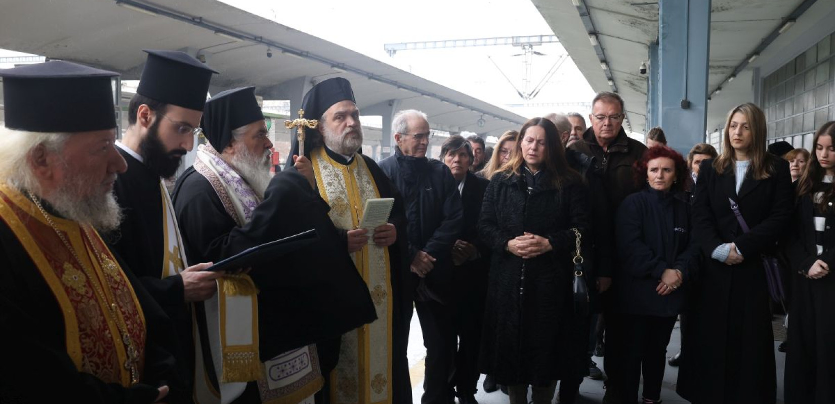 Θεσσαλονίκη: Μνημόσυνο στον σιδηροδρομικό σταθμό για τους 57 νεκρούς στα Τέμπη