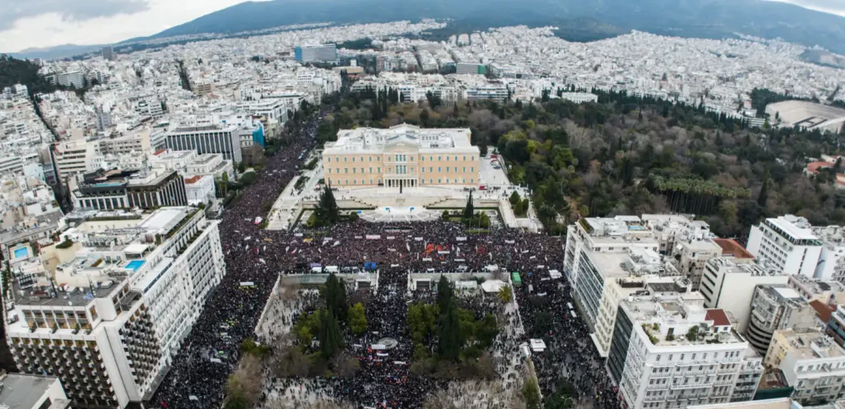 Τέμπη: Επεισόδια στο Σύνταγμα - Moλότοφ και φωτιές στη Βουλή