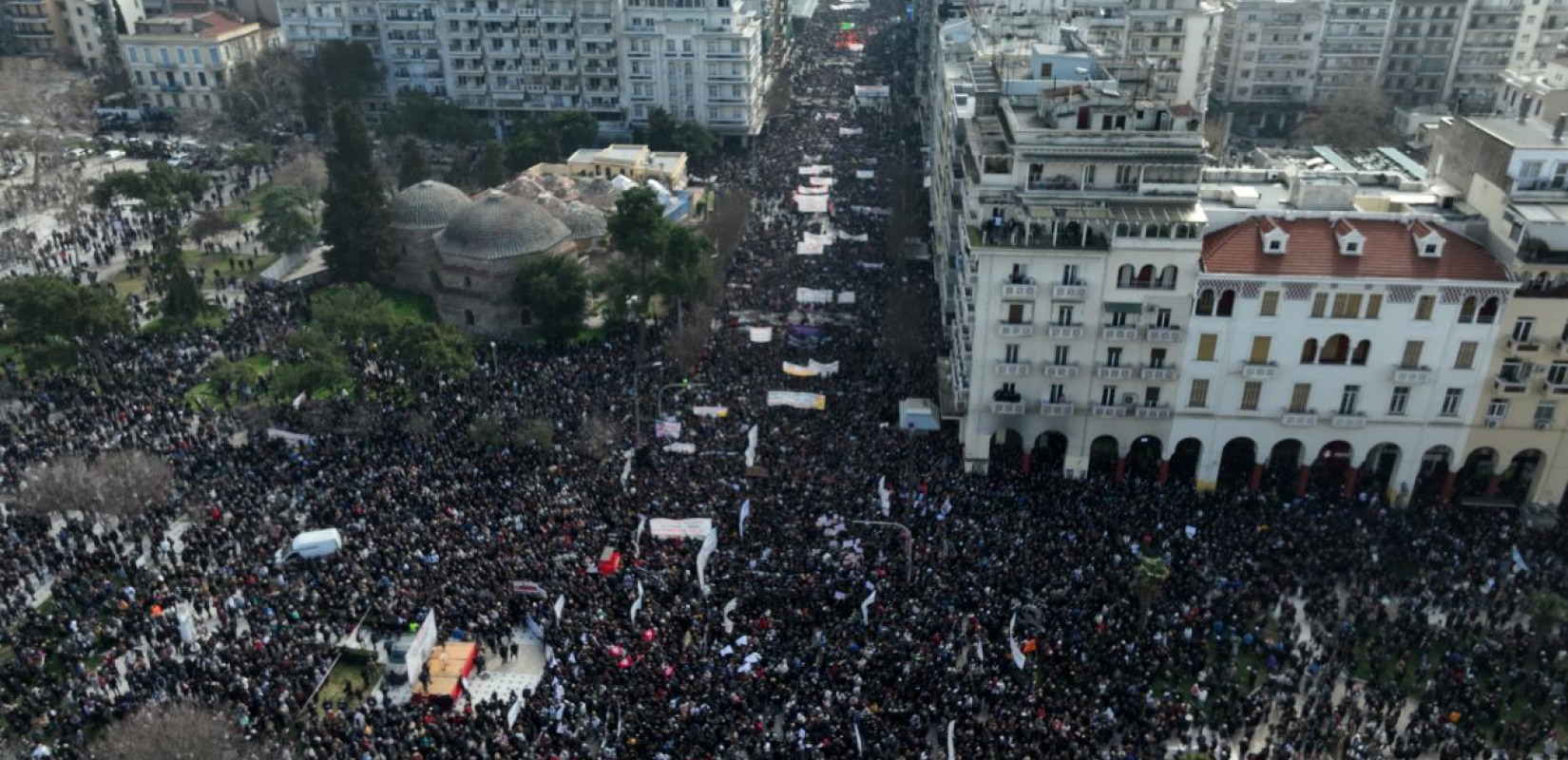 «Βουλιάζει» η Θεσσαλονίκη για τα Τέμπη - Ασφυκτικά γεμάτο όλο το κέντρο (βίντεο)