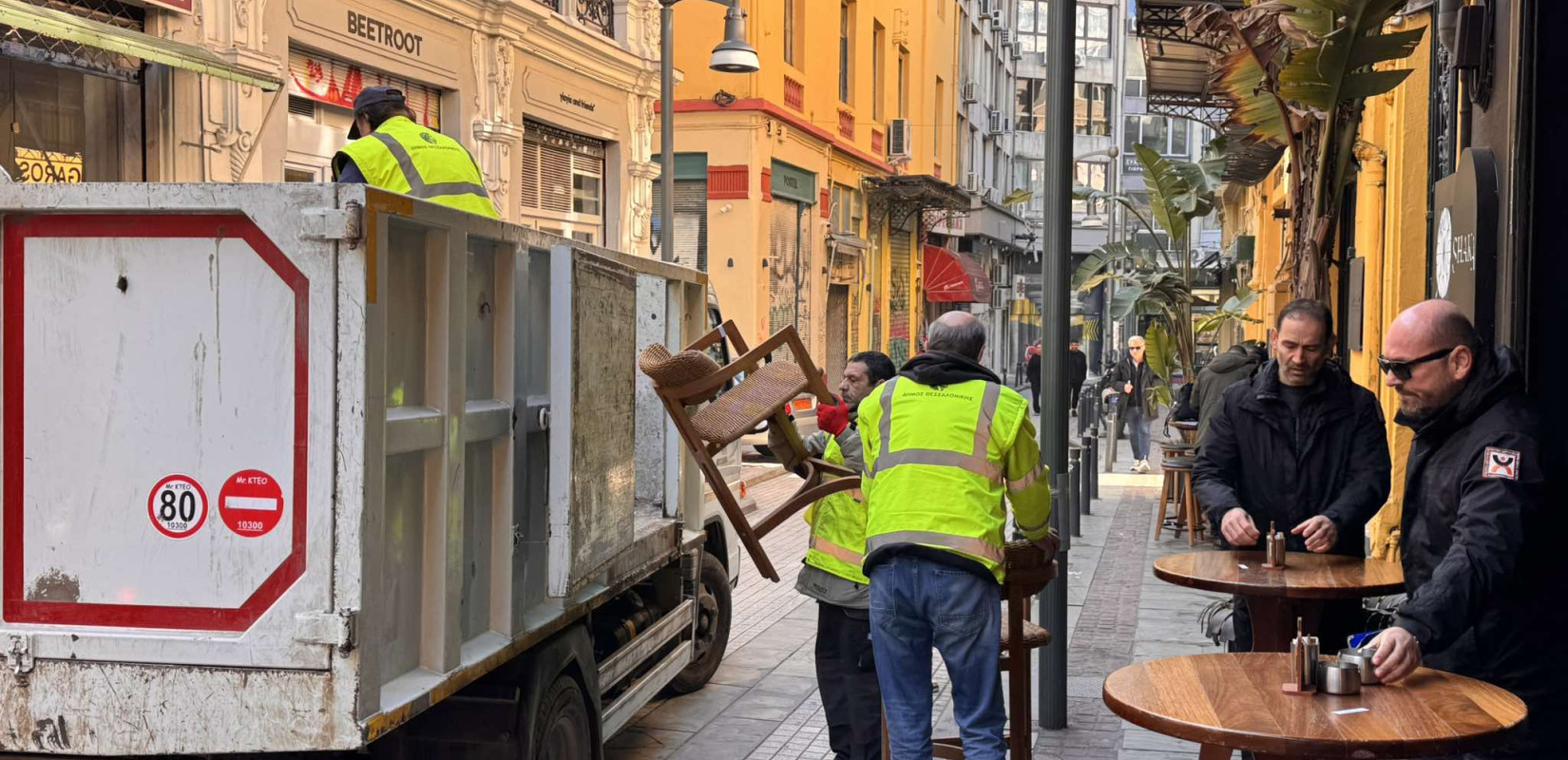 Θεσσαλονίκη: Ξηλώνονται τα παράνομα τραπεζοκαθίσματα από το κέντρο της πόλης