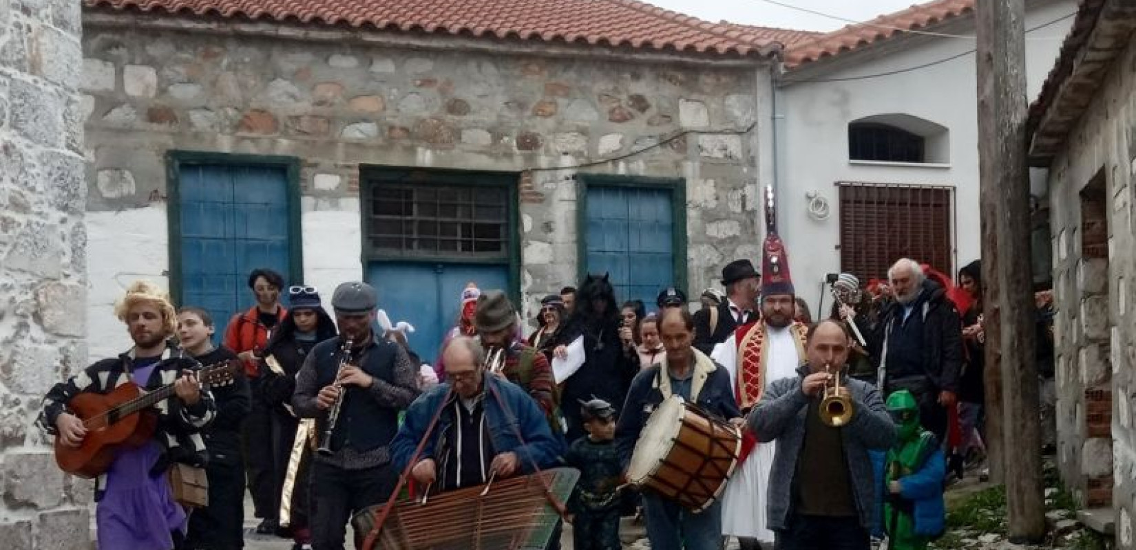 Αποκριάτικα έθιμα στη Λέσβο: Τα «τριψίματα» στην ορεινή Αγιάσο και οι ακόλουθοι το Μεγαλέξανδρου