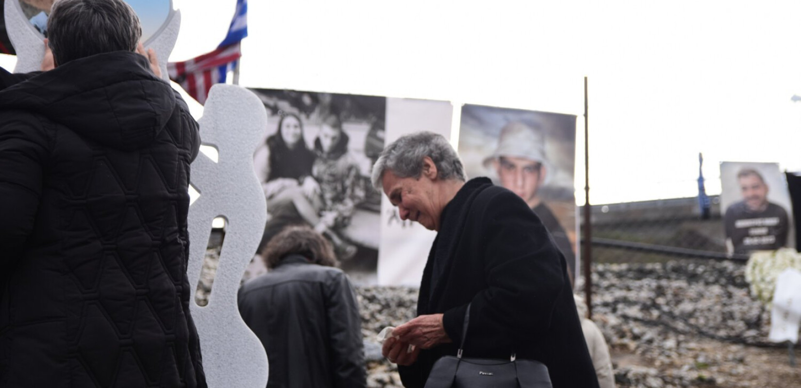 Τέμπη - Σπαραγμός και βουβός πόνος στο σημείο «μηδέν»: Οι συγγενείς των θυμάτων στον τόπο της τραγωδίας