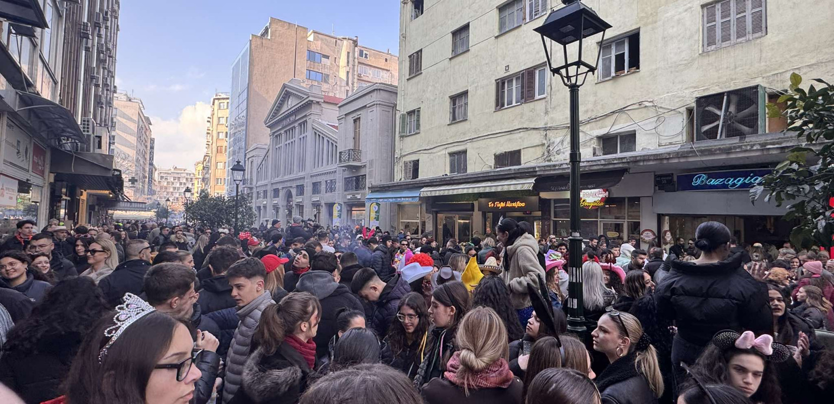 Θεσσαλονίκη: To αδιαχώρητο στο κέντρο της πόλης - Αποκριάτικο γλέντι και ατελείωτο τσίκνισμα (βίντεο)