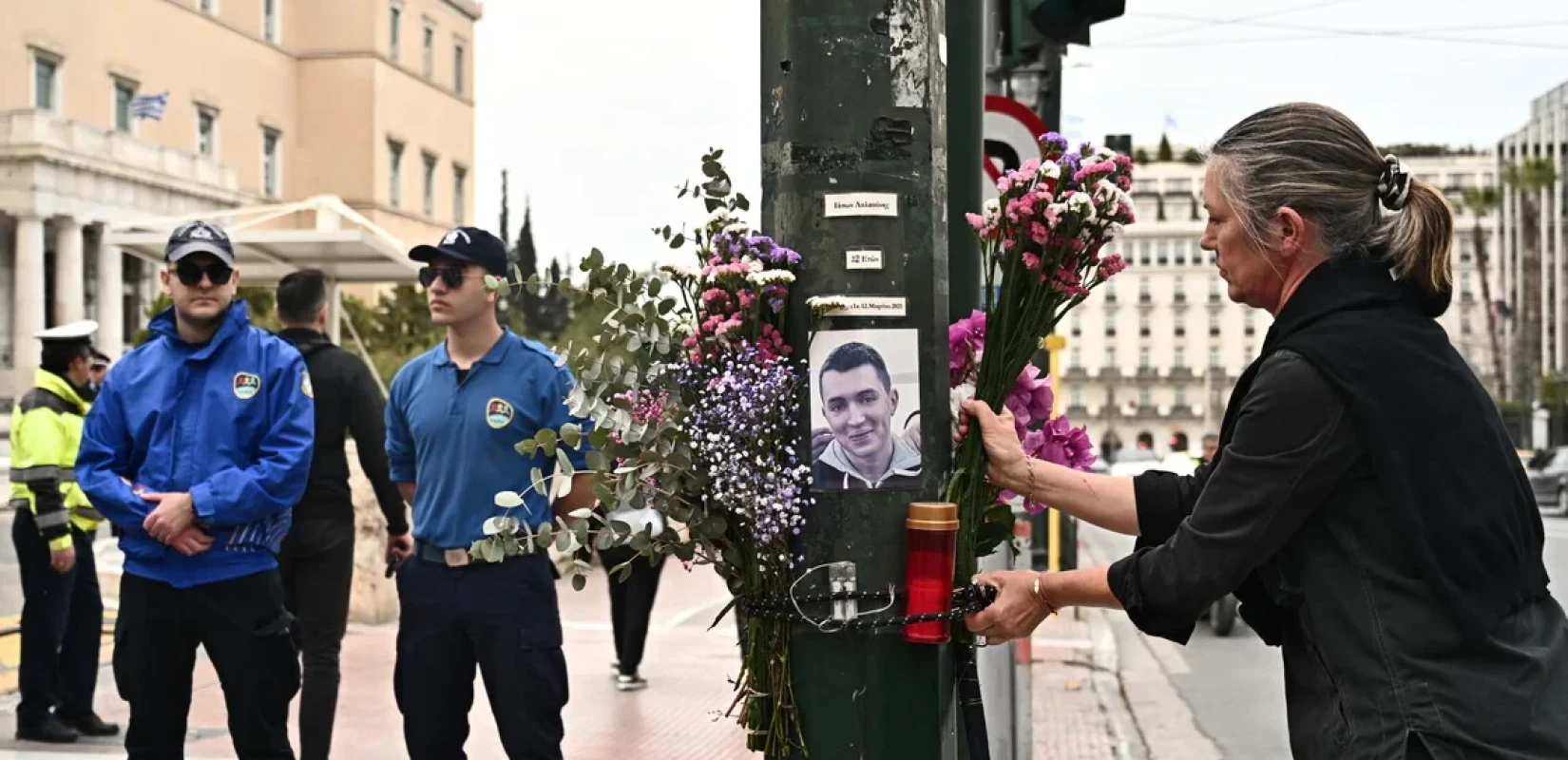 Αθήνα: Συγκέντρωση έξω από τη Βουλή στη μνήμη του Ιάσονα Λαλαούνη που σκοτώθηκε σε τροχαίο