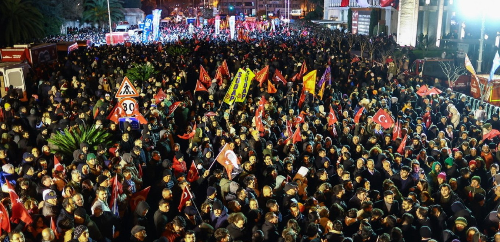 Χιλιάδες διαδηλωτές στην Κωνσταντινούπολη στο πλευρό του Ιμάμογλου - Δείτε βίντεο